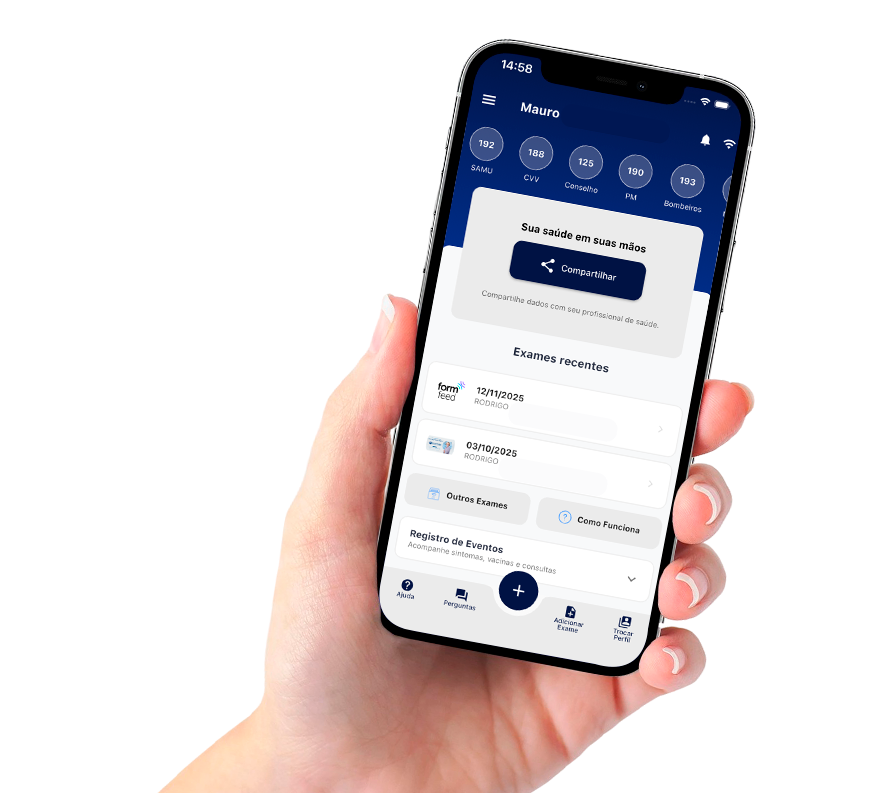 Mão segurando celular com app FormFeed